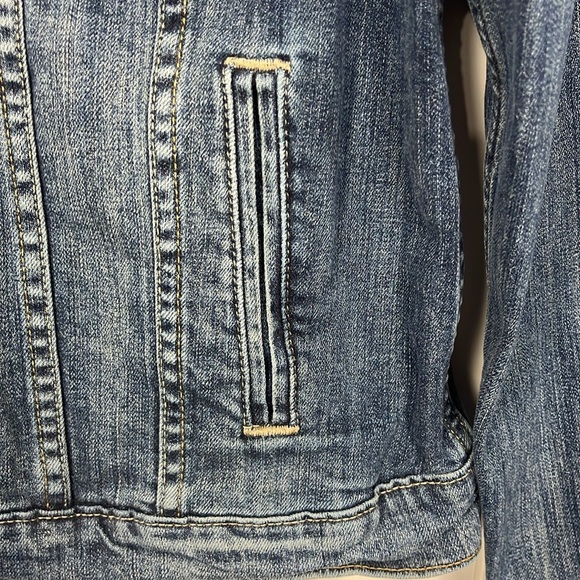Levi’s Womens Classic Jean Jacket L Dark Wash Some Fading Button Down Pockets - Picture 5 of 14